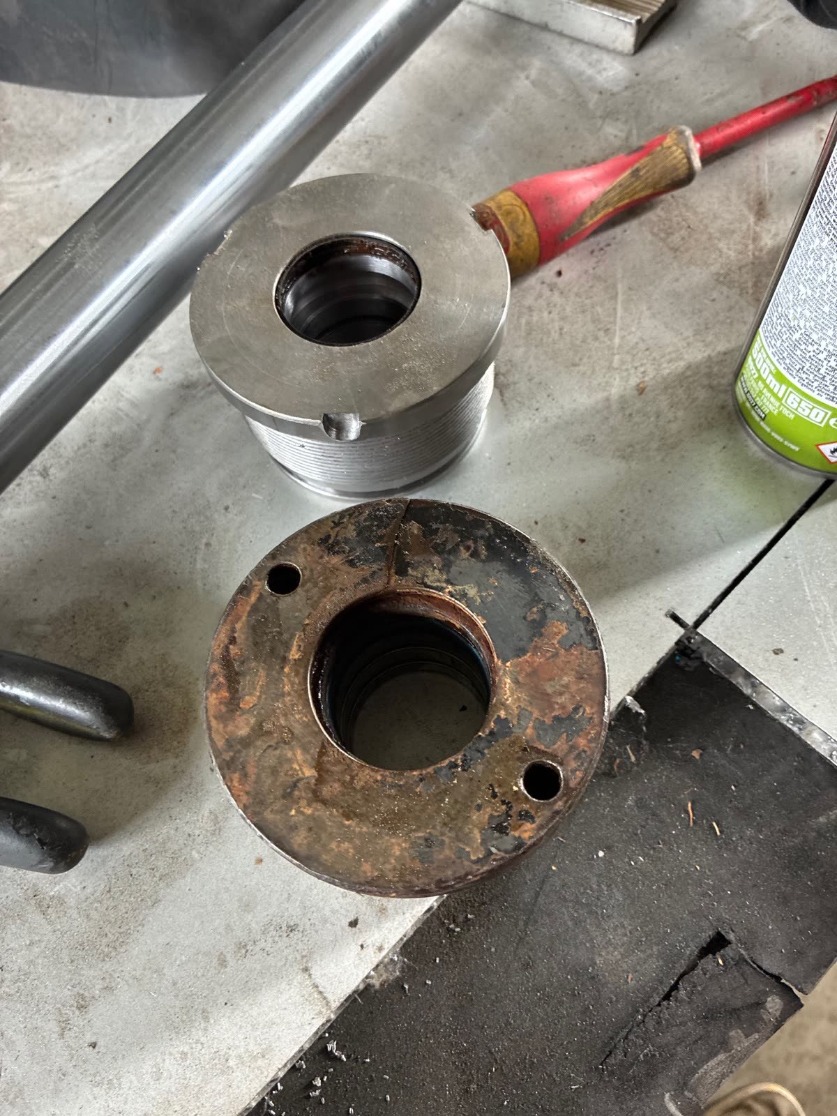 Vérin hydraulique déposé et reconditionné en atelier