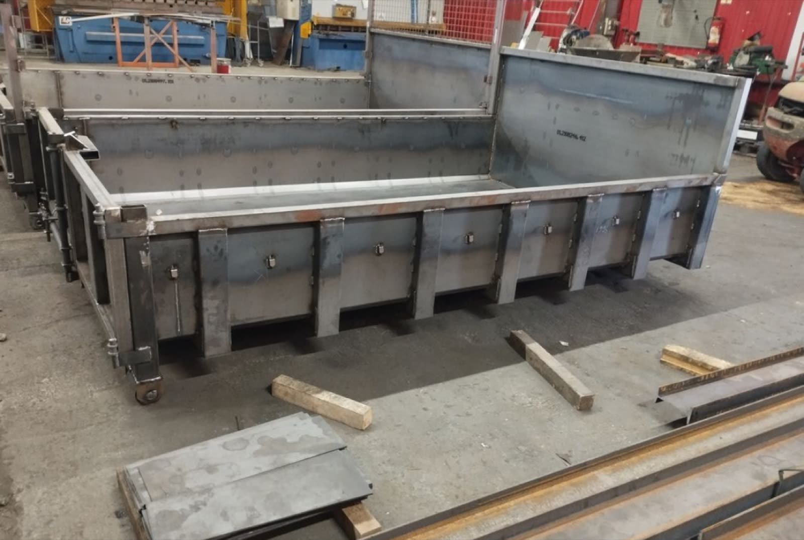 Benne Ampliroll en cours de fabrication dans l'atelier de Meilhan