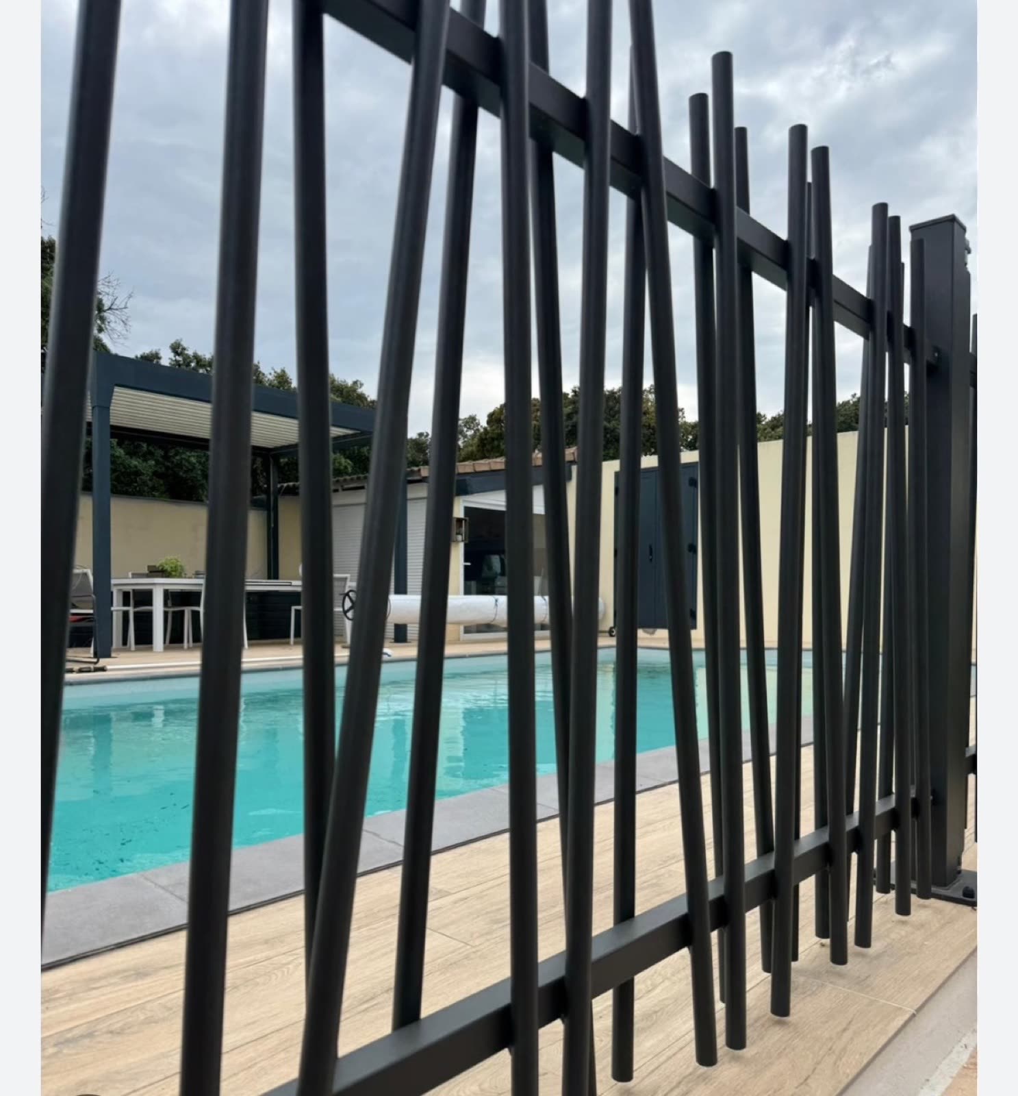 Clôture barreaudée en acier thermolaqué autour d'une piscine